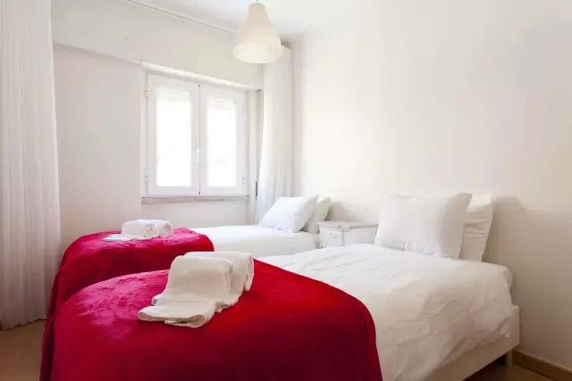 Bright  2BR Apt w/River Views &balcony in Alfama, moments from Santa Apolonia train station 2