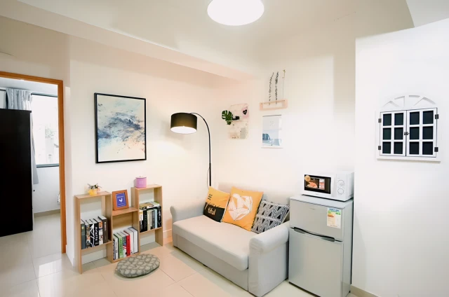 Wan Chai Southorn Building Serviced Apartment (whole rental, 4 bedrooms, 1 bathroom, 4 people) – 3 stops to PolyU (1 transfer) 5 stops to HKU (0 transfer) 2