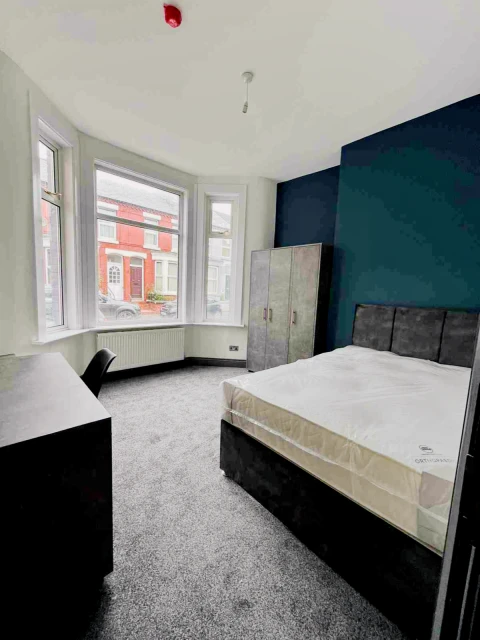 70 Thornycroft, L15 1