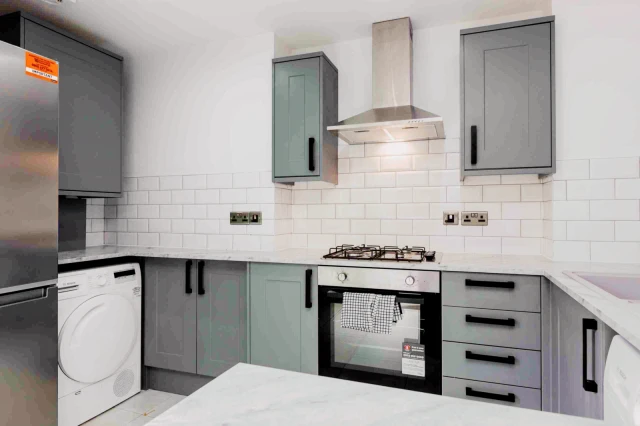 119 Strathcona Avenue, L15 2