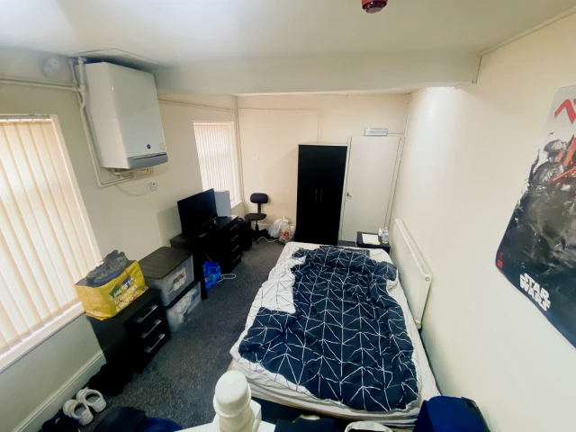 East Park Road, LE5 5HH 2