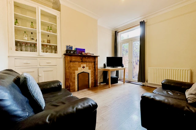 Walton Street, LE3 0DX 3