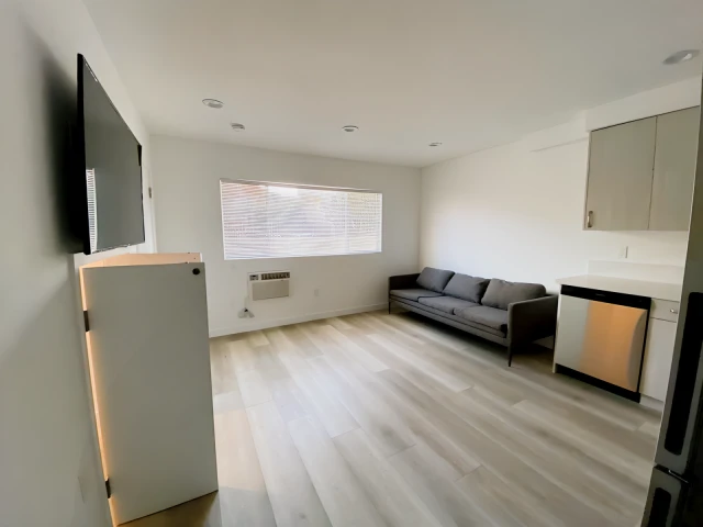 1126-1128 W. 36th Pl. 3