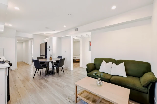 1348 W 35th Pl 3
