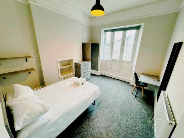 Room 9 , Queens Road, BS8 1QP 4