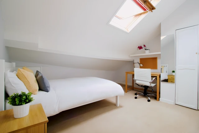 Room 4, Nottingham, NG7 1HE 4