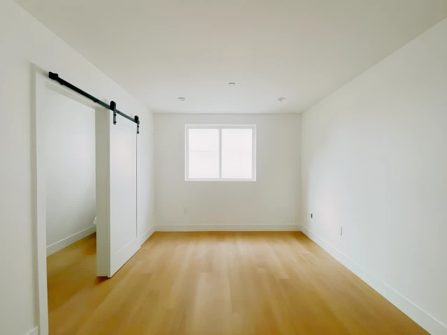 1353 1/2 W 37th St 3