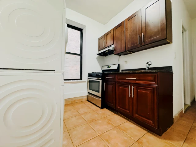 186 Claremont Ave 3