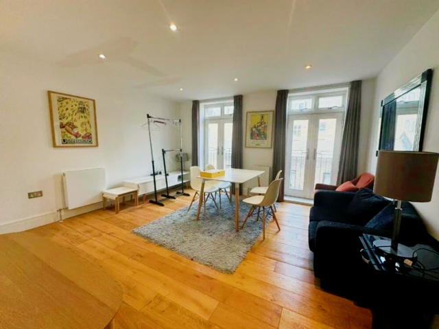 LH-11 Grafton Mews 1