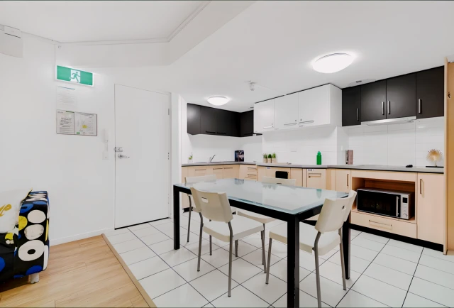 77 Sir Fred Schonell Dr 1