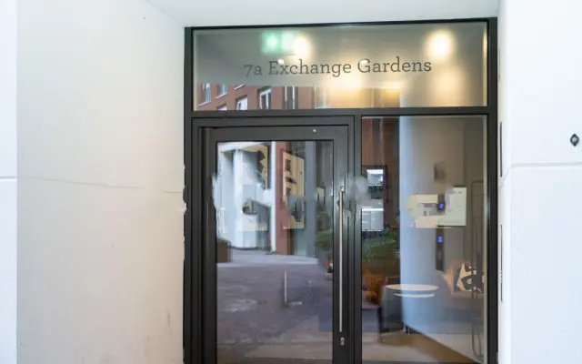 7a Exchange Gardens, London, SW8 1GG 2