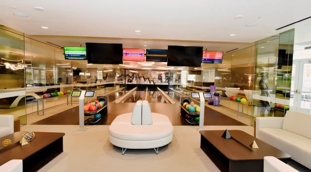 360 LUXURY APARTMENTS - chỗ ở sinh viên tại Thánh Điền - bowling