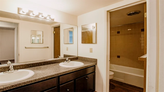 Americana Apartments B 4