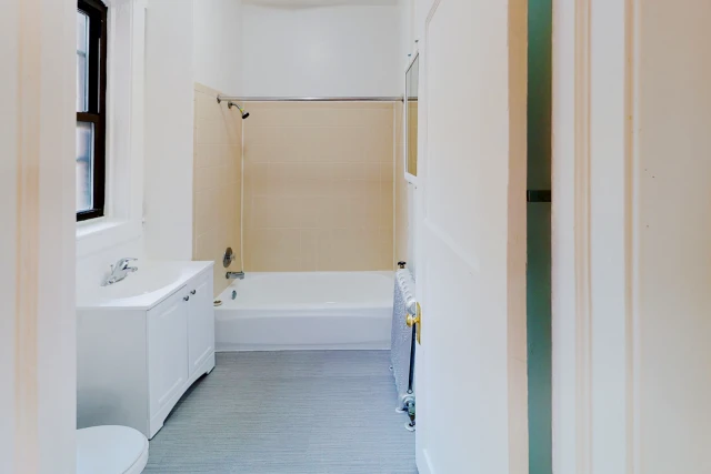 5202-5210 S. Cornell Avenue 4