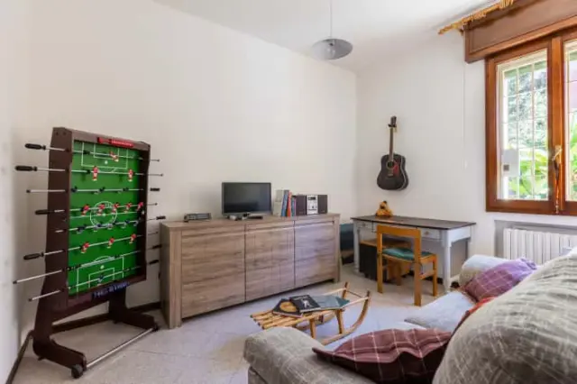 Classic style apartment 0