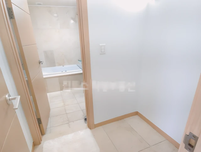 1.5 room near Apgujeongrodeo 2
