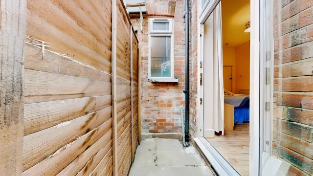 James Avenue 15900# 3