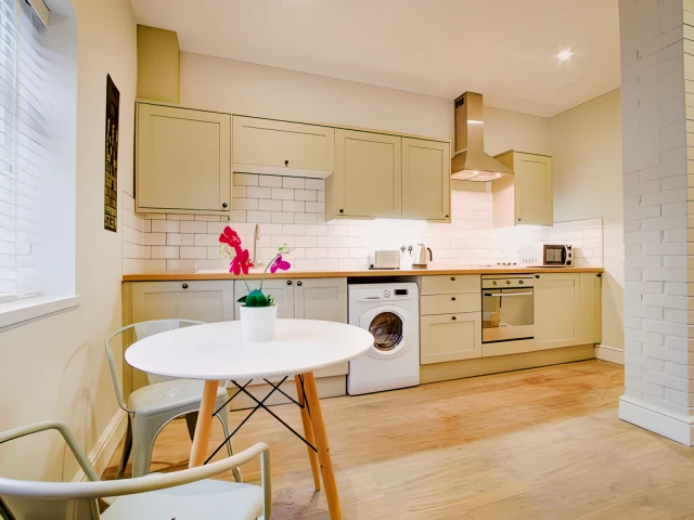 Flat Q, Park View, NG1 4GR 1