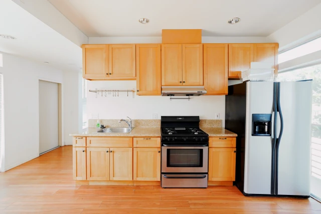 1200 W 24th St 4