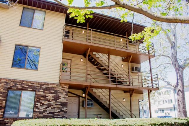 1001 W Clark, Urbana, IL 61801 3