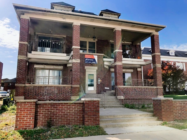 305 E. John St, Champaign, IL 61820 1