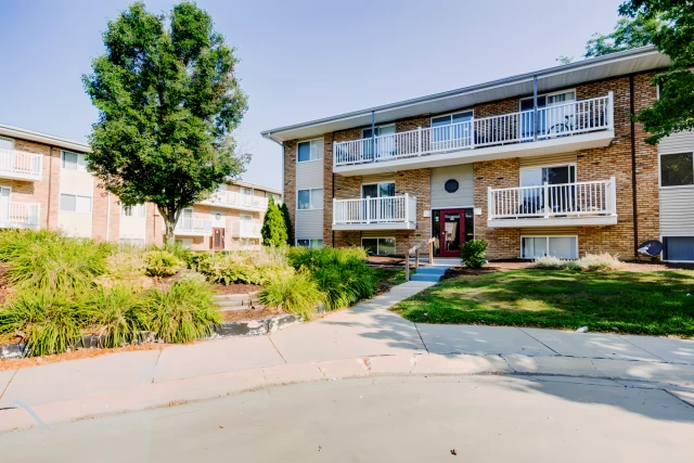 1529 Lincolnshire Dr., #10, Champaign, IL 61821 1