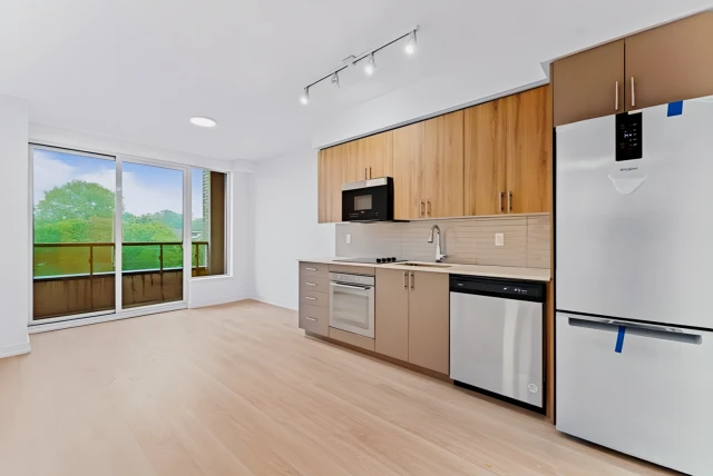 308 - 415 MAIN Street W 3