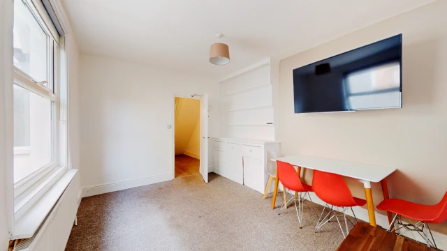 Fishponds Road, BS16 3DT 2