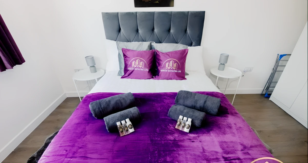 Dionysus Apartment - The Celebration of Town - Southampton student accommodation - 2 bedrooms 1 bahtoom