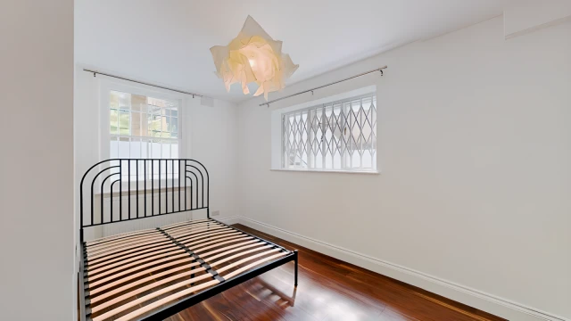 Cromwell Road 24727# 4