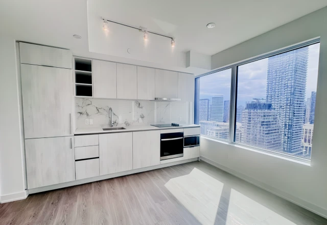 2915 - 8 Wellesley Street W 2