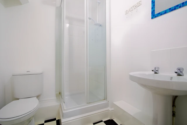 Room 6, 36 Derby Grove, NG7 1PF 1
