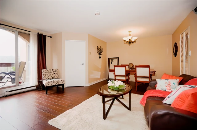 Walking distance to U of T&Centennial college 2