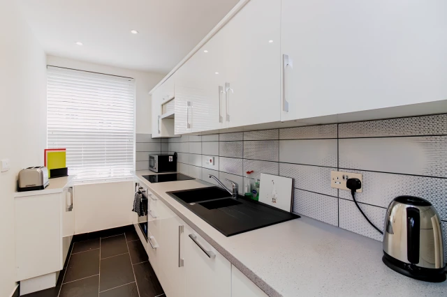 Two-bedroom apartment in Westminster, London 2