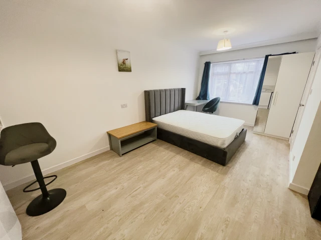 95 De Montfort Way 3