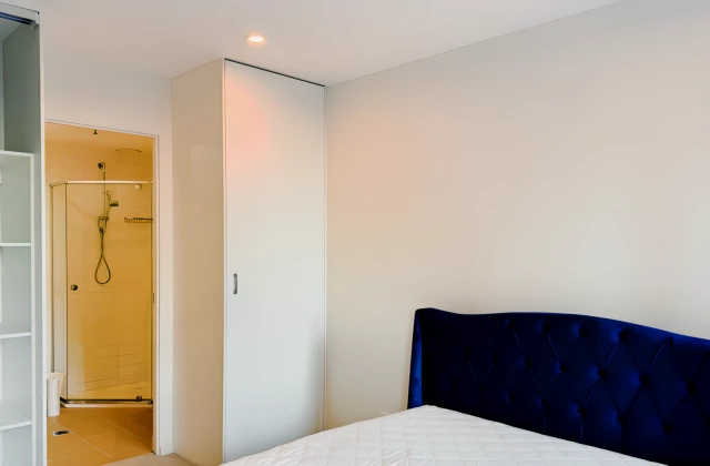 8 Sutherland St. 4