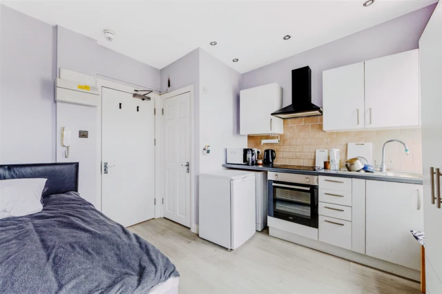 Warwick Road, London 4