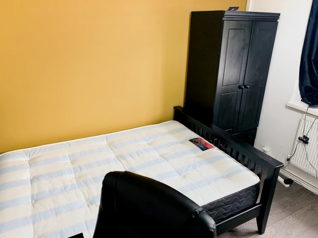 236 Sir Henry Parkes Road - Coventry student accommodation - room 1