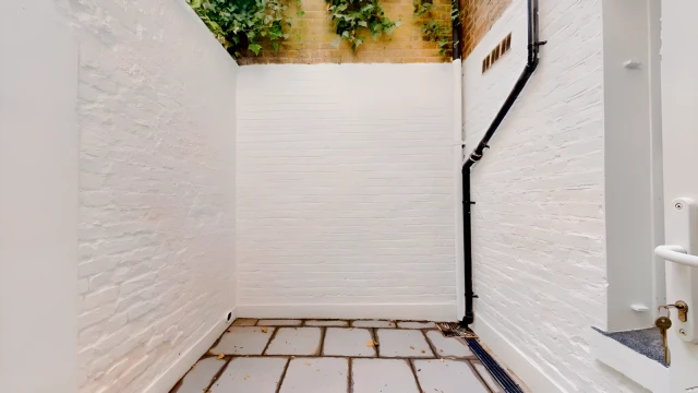 Warwick Road 27218# 4