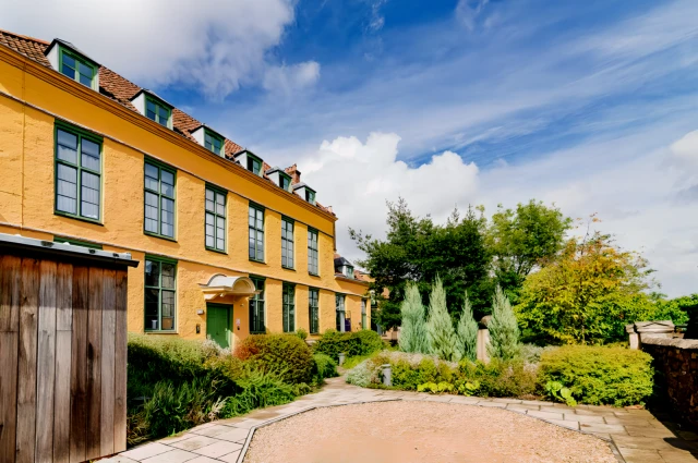 Manor House 4