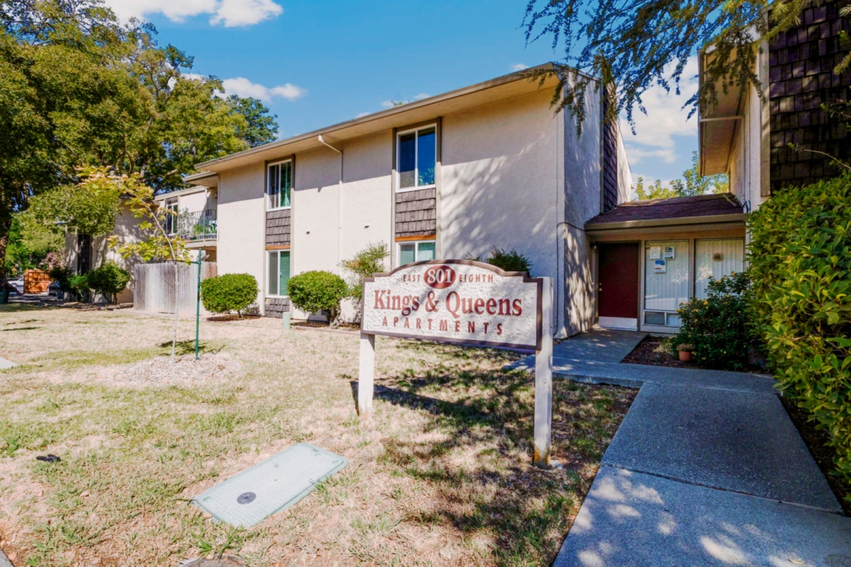 Kings & Queens Apartments 0
