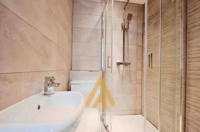 Entire Place·7B7B···247 Heeley Road, Selly Oak 4