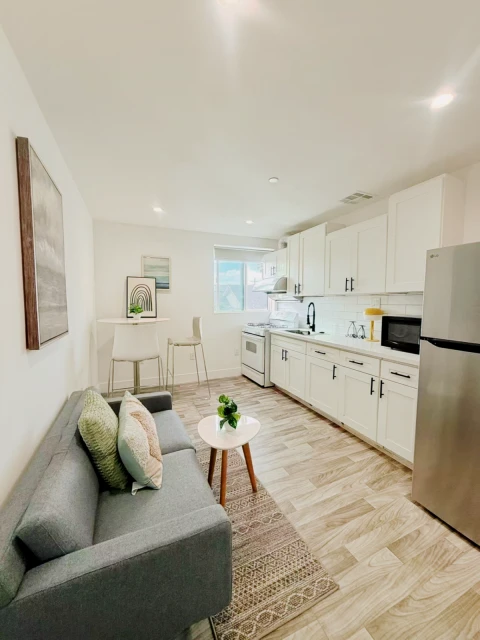 1426 1/2 W 35th St 2