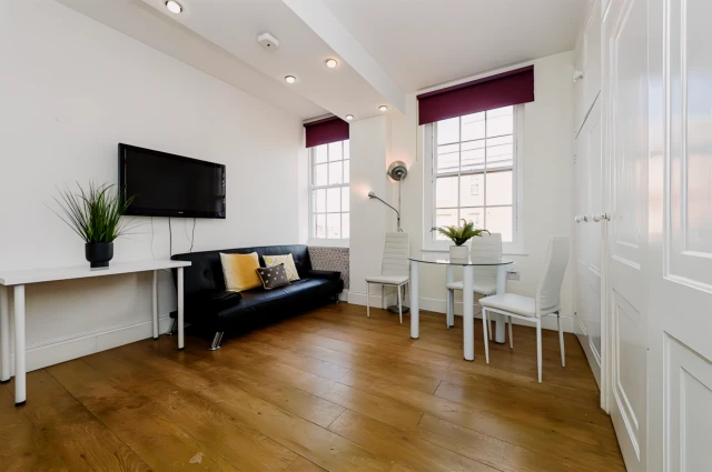 LH-Queens‘ Court 4