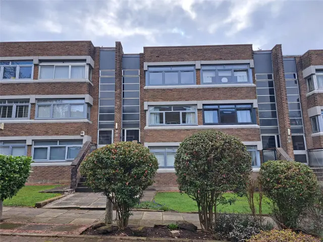 Dirleton Place, Glasgow, G41 0