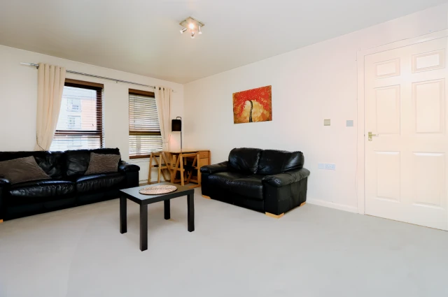 Hopehill Gardens, G20 7JR 3