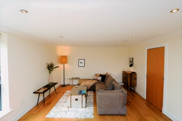 Hayburn Lane, G12 9FD 3