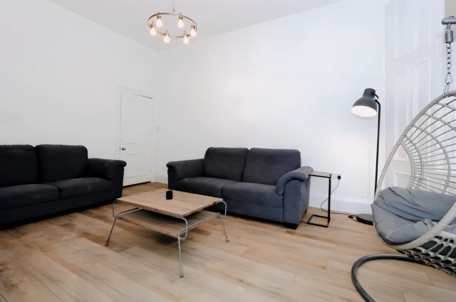 Barrington Drive, G4 9DT 2