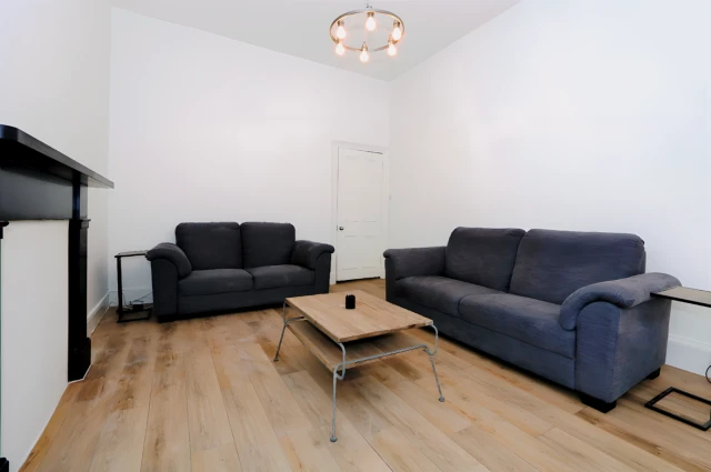 Barrington Drive, G4 9DT 3