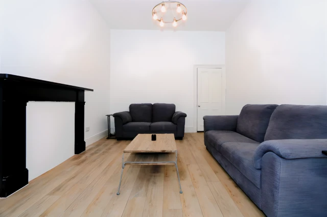 Barrington Drive, G4 9DT 4